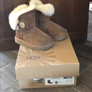 Kids UGG boots Size 6, excellent condition w/box